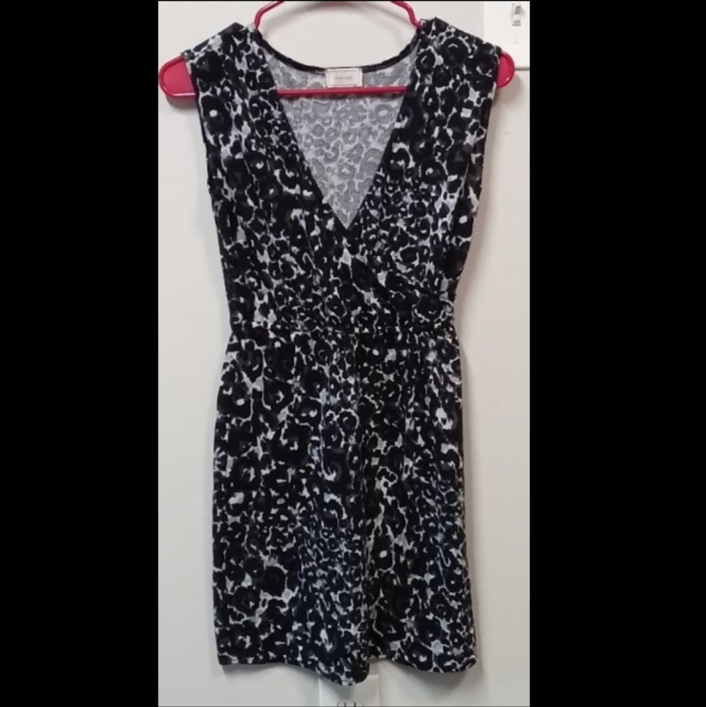 Love... Ady V-neckElegant Black and White Women's Mini Dress Size Medium